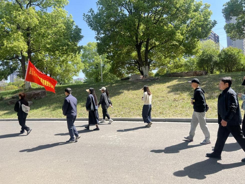 開展“與自然同行·為健康賦能”徒步活動