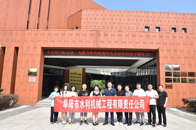 參觀革命烈士紀(jì)念館